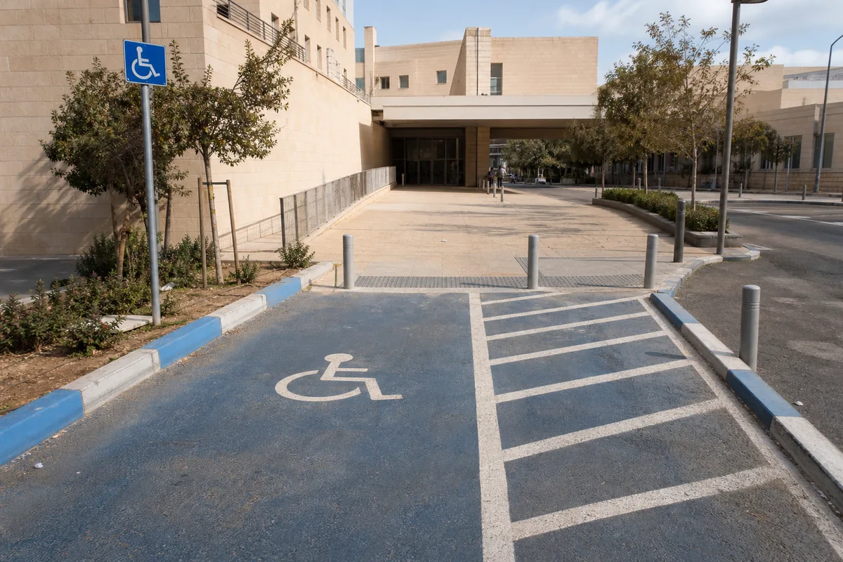 מקום חניה נגיש המחובר בדרך פנויה ורציפה אל כניסה לעסק